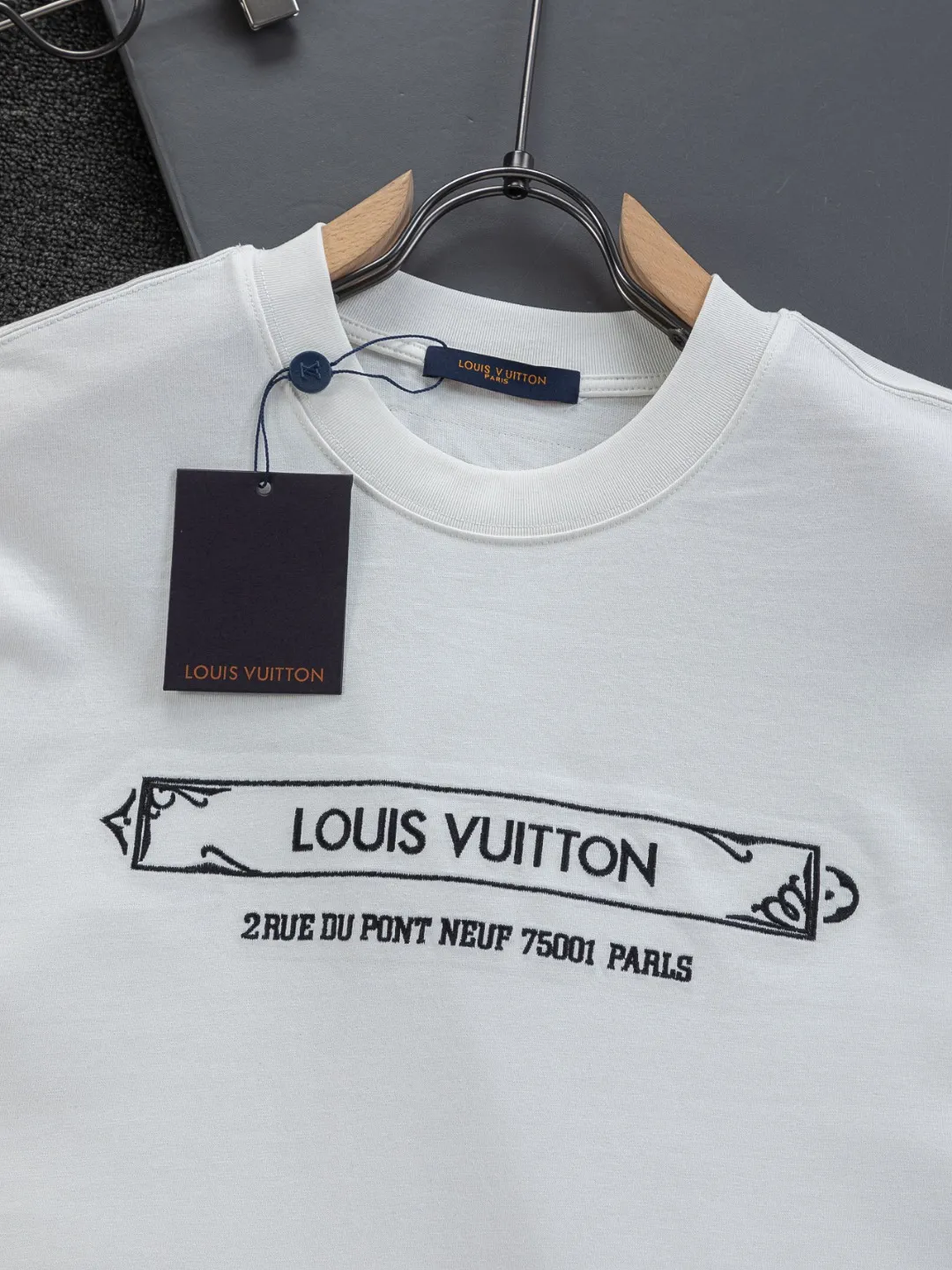 🅿️190 Louis Vuitton 1V LV lv slightly wide version S-XL LV 26ss new products are available at counters simultaneously. Multiple craftsmanship. Gold thread jacquard checkerboard letters on the chest🪡 embroidery. Round neck short-sleeved T-shirt, same style for men and women! Consigned to one-to-one creation. Synchronized with the official website, pure cotton fabrics at the counter! It is close to the skin and comfortable, durable and easy to wear. It has a classic and simple logo design and meticulous original craftsmanship. Short-sleeves, a must-have item for men, do not appear to be the same for the general public, but must be unique and eye-catching. This LV short-sleeve is all about quality, comfort, the same shape and fashion as always, including fabrics and cutting techniques. All of them have been made with great effort! 320 grams of washed pure cotton fabric, pure cotton is breathable, very refreshing and comfortable for daily wear. The rib knitting on the neckline is smooth and tight, and the neckline will not be skewed if you toss it at will. The loose version, you will find that it looks really good on the upper body. The overall is minimalist and neat, super versatile for daily use! Pair it casually with a pair of pants for a youthful look. A T-shirt will make your outfit crazy. It is a fashionable item that can never go wrong! Color: Black White Size: S-XL Size chart: S: Shoulder width 50-Bust 56-Length 70 M: Shoulder width 52-Bust 57-Length 72 L: Shoulder width 54-Bust 59-Length 74 XL: Shoulder width 56-Bust 62-Length 76